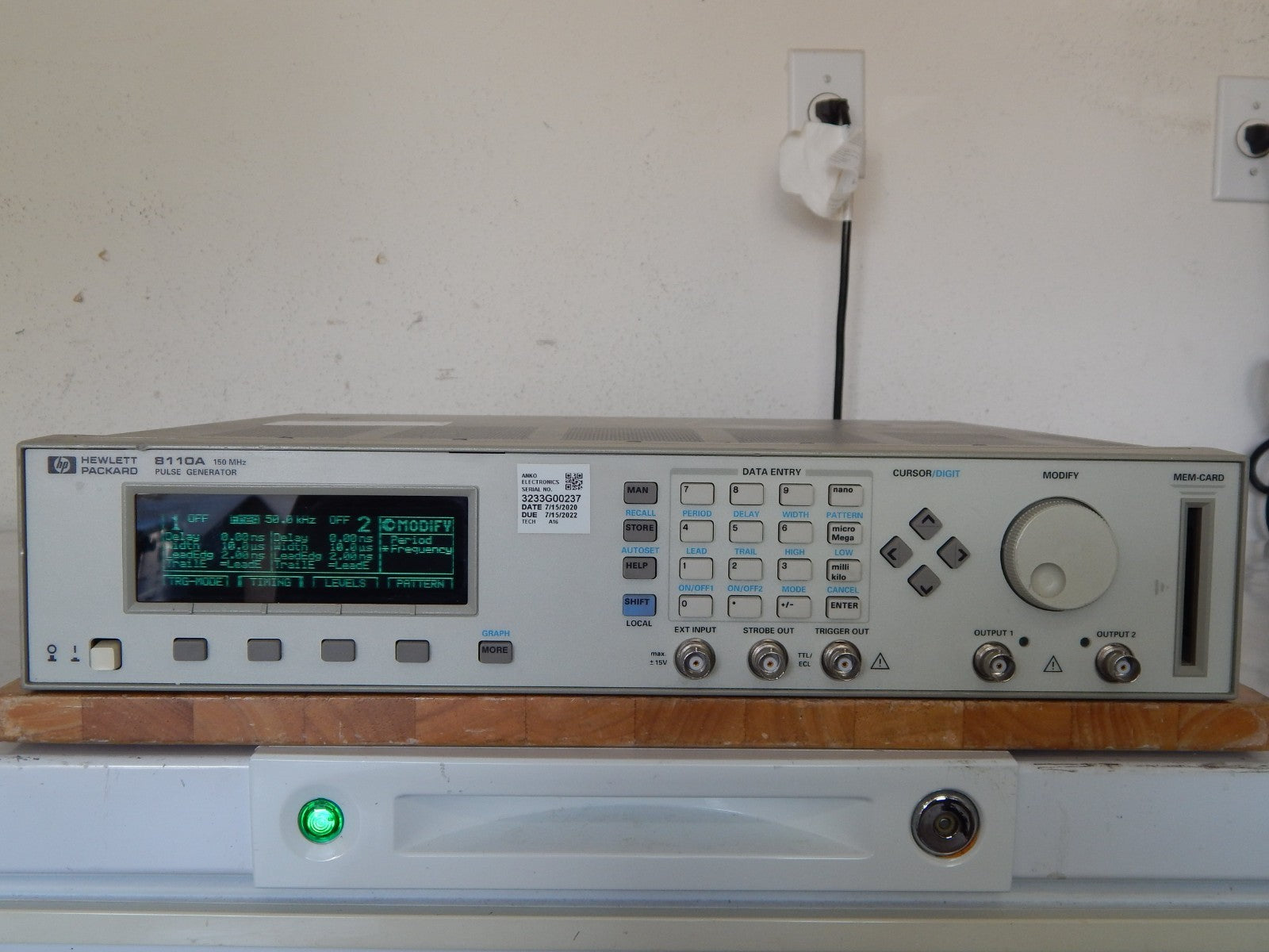 Agilent 8110A Pulse Generator w 2 of 81103A and 81106A (PLL) Agilent 8110A Pulse Generator w 2 of 81103A and 81106A (PLL)